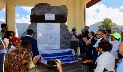 la plaque d'inauguration est dévoilée