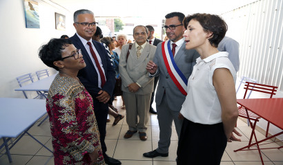 Maryse Dache conseillère départementale discute avec Christelle Dubos Secrétaire d'État auprès de la ministre des Solidarités et de la Santé, en compagnie de Cyrille Melchior Président du Département et Olivier Hoarau maire du Port