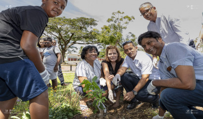 Marie Lyne Soubadou, Mémona Hintermann, Sergio Erapa, Cyrille Melchior et Jean Marie Virapoullé entourent le "bois de cannelle" planté à l'occasion de la semaine de la persévérance au collège de Cambuston