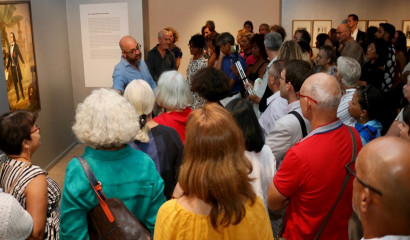 Bernard Leveneur directeur du musée léon dierx, présente l'exposition au public