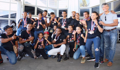 photo de groupe, à l'aéroport, des médaillés, leurs accompagnateurs et Alain Armand vice-Président du Département