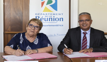 Monique Cathala  présidente du Comité Régional Olympique et Sportif et Cyrille Melchior signent la convention liant le CROS et le Département dans le cadre des Jeux des îles 2019