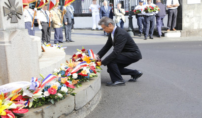 Alain Armand vice-Président du Département dépose des fleurs au pied du monument aux morts
