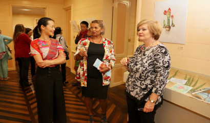 Jacqueline HENRY visite l'exposition avec 2 artistes de l'exposition