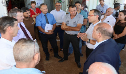 Serge Hoareau vice-Président départemental à l'agriculture s'adresse à Jacques Billant Préfet de La Réunion, en présence de nombreuses autres personnes et personnalités