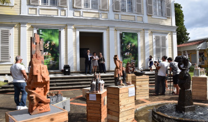 La cour de l'Artothèque avec l'exposition de Mounir Allaoui