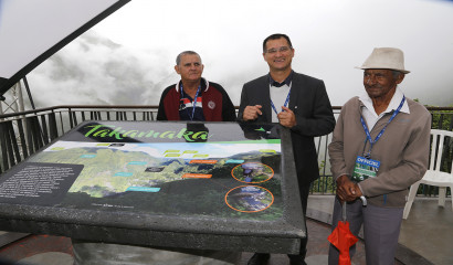 Daniel  JEAN-BAPTISTE, Conseiller Départemental et deux retraités de EDF devant la plaque de TAKAMAKA