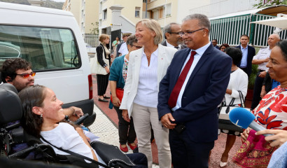 Sophie CLUZEL, Cyrille MELCHIOR et Marie-Paule BALAYA discutent avec des usagers