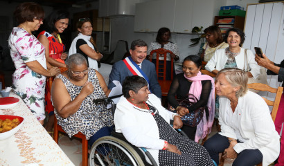 Sophie Cluzel secrétaire d’état aux personnes handicapées, Marie-Paule Balaya vice-Présidente du Département déléguée aux personnes handicapées, ainsi que Daniel Gonthier maire de Bras Panon,  discutent avec Aline, personne en situation de handicap et sa famille d'accueil