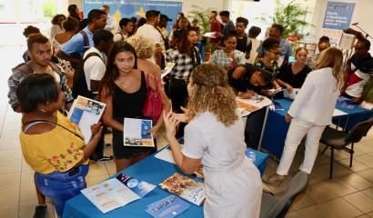 De nombreux jeunes devant les stands d'information