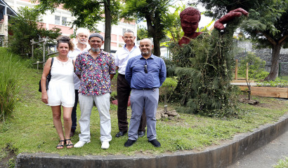 les artistes qui ont réalisé la sculpture, posent en présence des services culturels du Département et le principal du collège