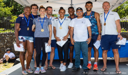 En stage à La Réunion, l'équipe de France d'Heptathlon et de Décathlon avec nos champions Esther TURPIn et Ruben GADO a remis des médailles aux vainqueurs, en présence du Président du Département