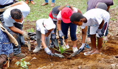 Les élèves de l’école primaire Jean Macé (CE2) ont participé à des ateliers pédagogiques, plantations d’espèces endémiques et indigènes