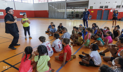 Spectacle de magie - Journée internationale des Droits de l’Enfant au gymnase des Marsouins à Saint-Benoit