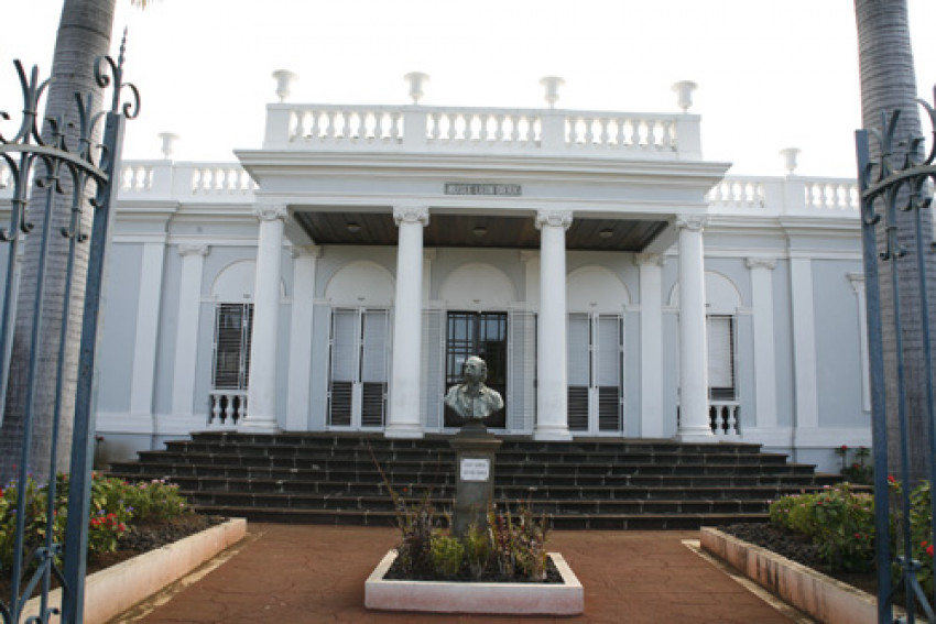 façade du musée léon dierx avec une sculpture devant