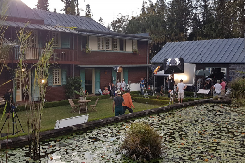 Vue d'ensemble de l'arrière de la villa de Mascarin avec les équipes de tournage