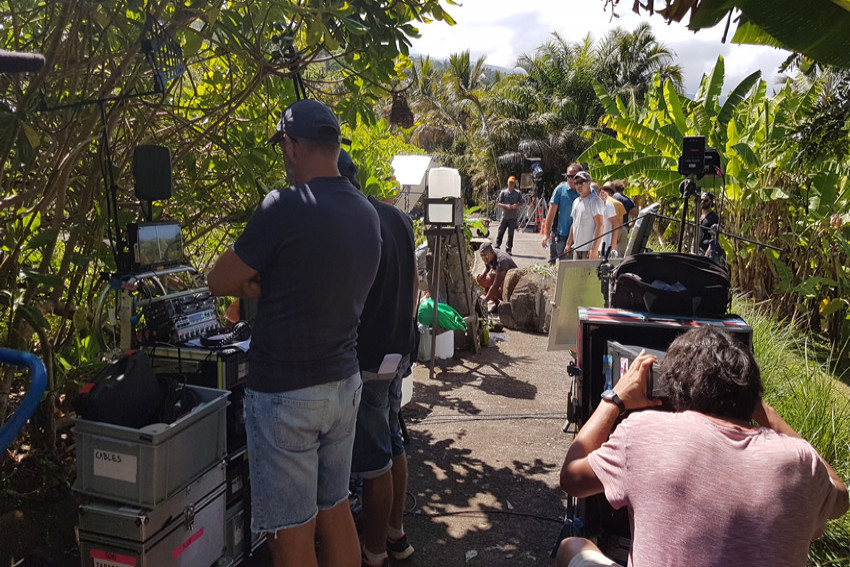 équipes de tournage de "Scènes de ménages" dans le jardin de Mascarin