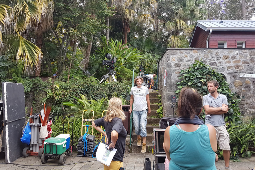 équipes de tournage de "Scènes de ménages" à coté de la villa de Mascarin