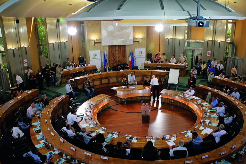 intérieur de l'hémicycle du département de la réunion