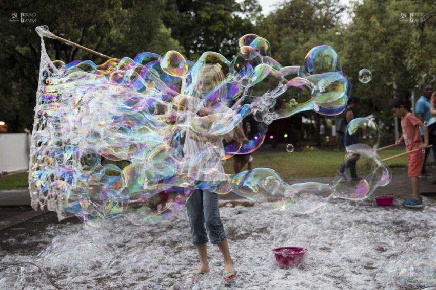 une fille fait des bulles géantes de savon