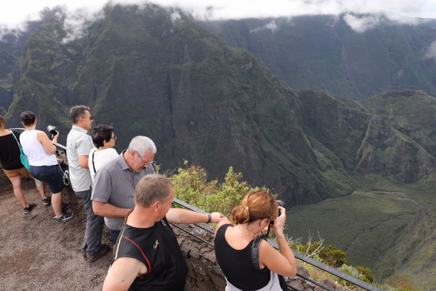 des touristes au point de vue