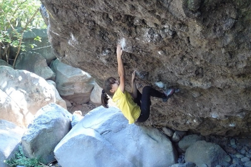 Oriane Bertone sur une falaise