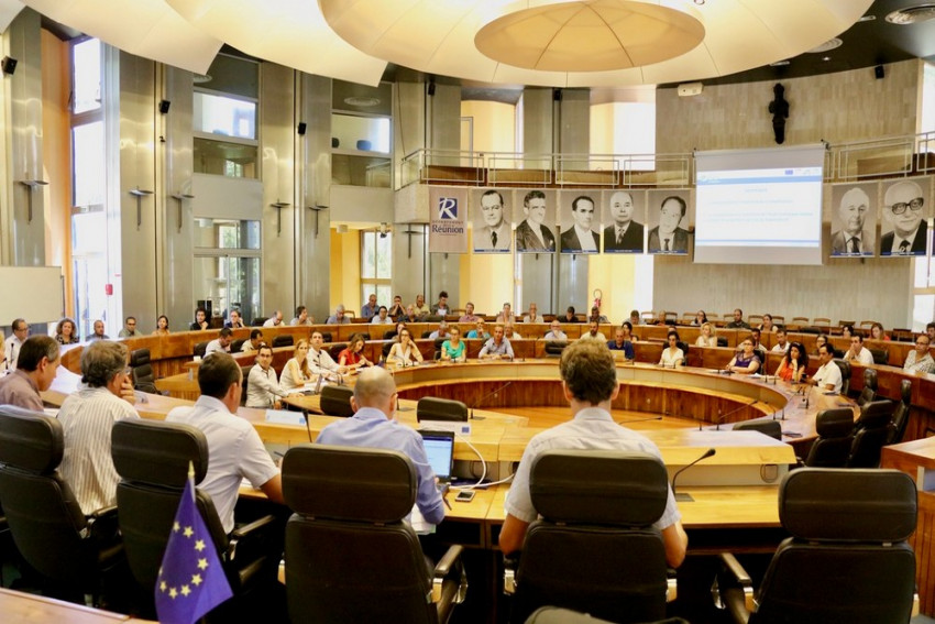 Vue de l'intérieur de l'hémicycle où s'est déroulé la rencontre