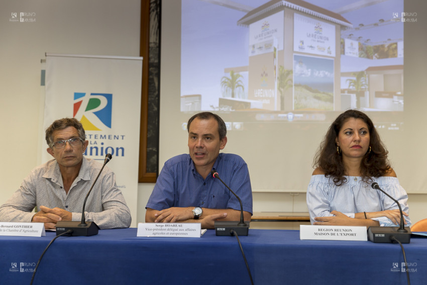 Serge Hoareau, Vice-président délégué à l’agriculture, Maryse Doki-Thonon de la Maison de l’Export présentent le programme