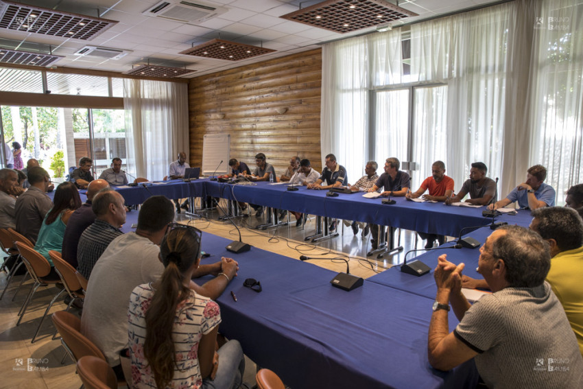 la salle au palais du département avec les acteurs de la filière letchi