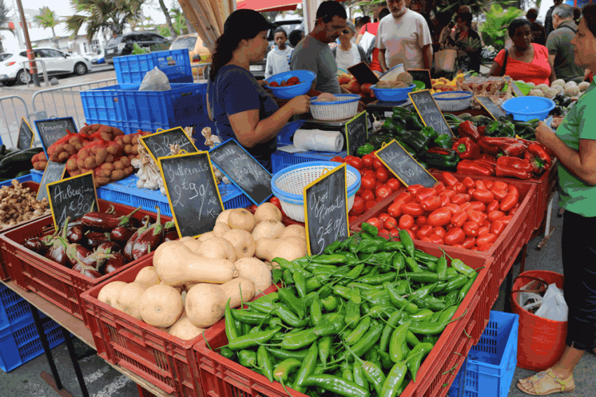 Étale de fruits et de légumes au marché de Saint-Pierre