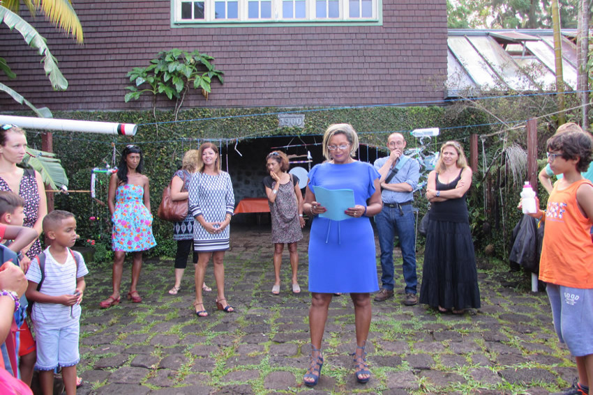 la conseillère Jacqueline HENRY inaugure l'expositin aux cotés des collégiens et public