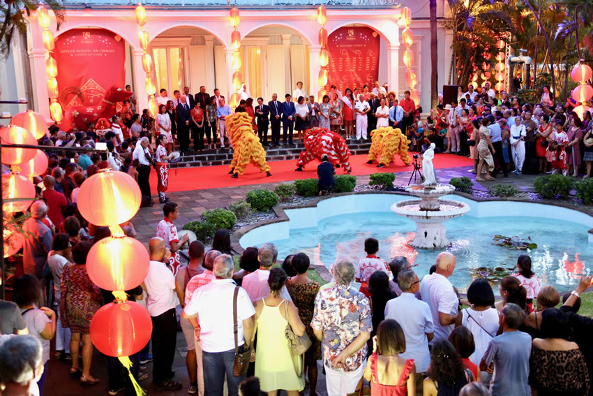 c'est à la Villa, autour du bassin que la foule assiste au spectacle de la dans des lions