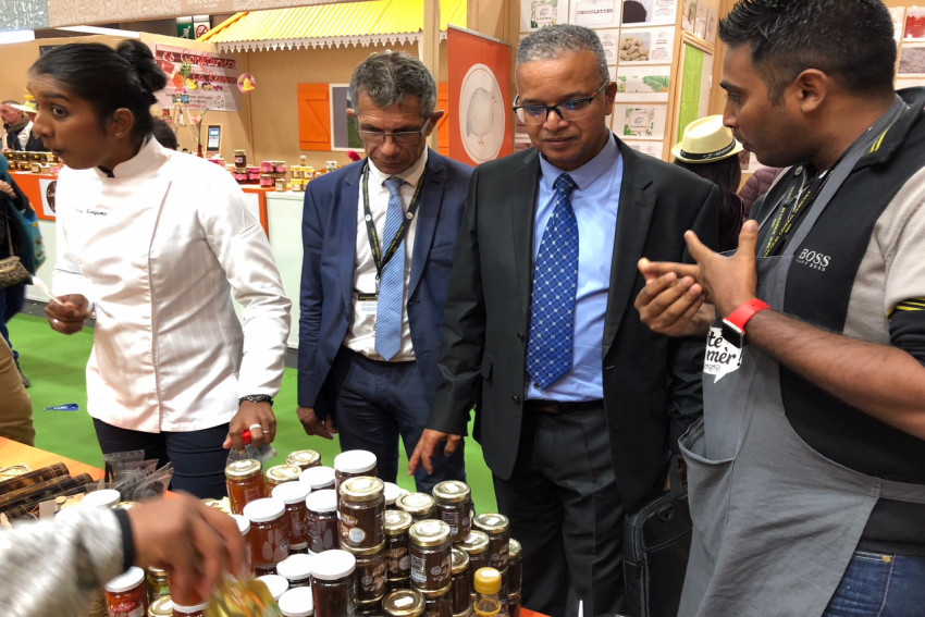 découverte du stand de miel de la réunion par cyrille melchior