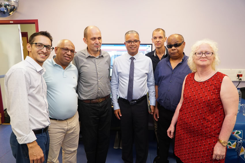 Cyrille MELCHIOR, Président du Conseil Départemental entouré de l'équipe de la Cécibase : Pierre Reynaud, Yacoub, Alex, Christine ainsi que Yannick EBRAN et  Alexandre BOYER, Webmasters du Département