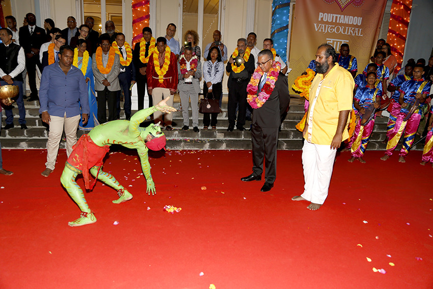  Danse du Jako Malbar devant Cyrille Melchior, Président du Conseil Départemental, Emmanuel Ranganayaguy, Président du Temple Maryen Peroumal et le public