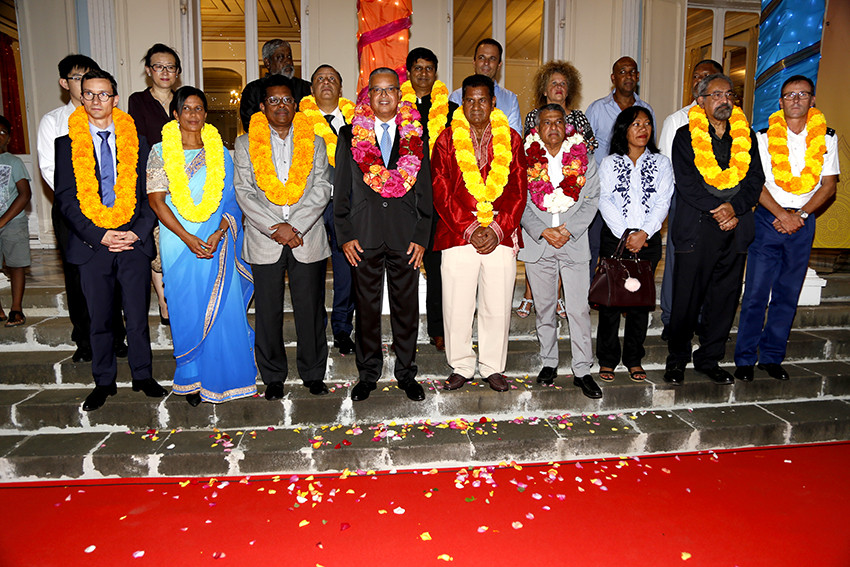 Cyrille Melchior, Président du Conseil Départemental - Bapu Paul, Consul Général de l'Inde - Les élus du Conseil Départemental, et les officiels devant la Villa du Département