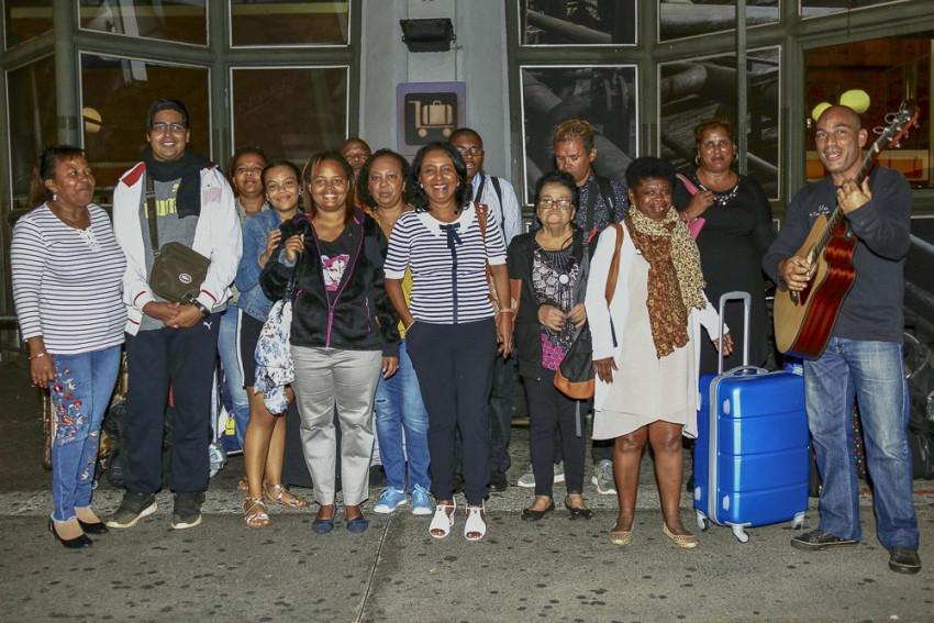 photo de groupe de la délégation devant l'aéroport Roland Garros