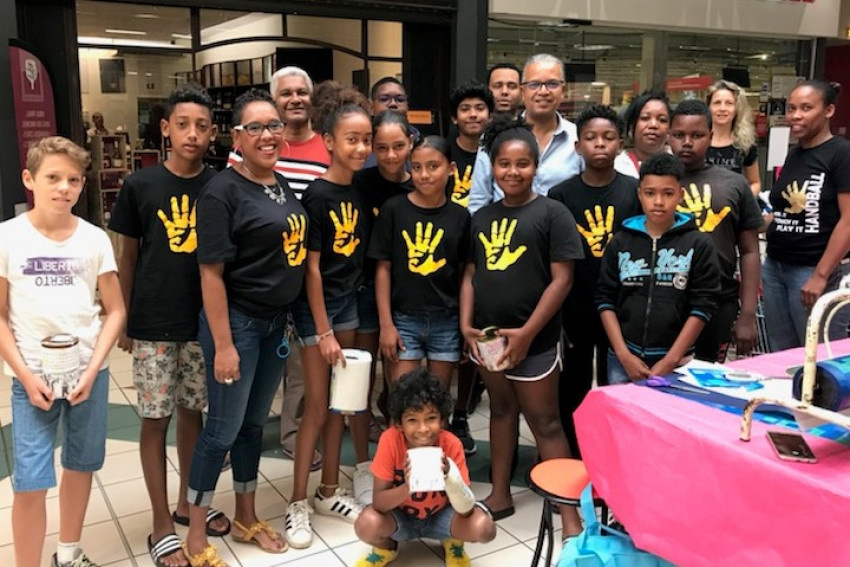 photo de groupe de L’association Jeunesse Sportive de la Saline avec Cyrille Melchior Président du Département de La Réunion