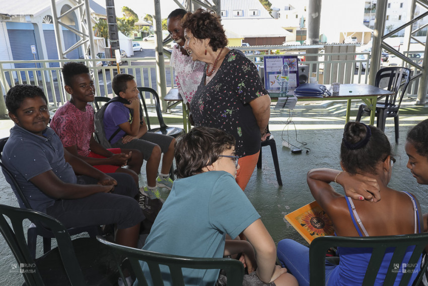 les jeunes en atelier "gestion du stress" avec madame Hayano et madame Mandrin de l'association Au rayon de soleil