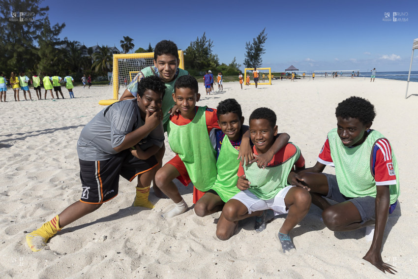 Les jeunes du collège de l’Etang, prennent la pose après leur victoire en Beach soccer