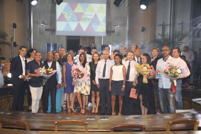 les lauréats posent pour la photo de groupe