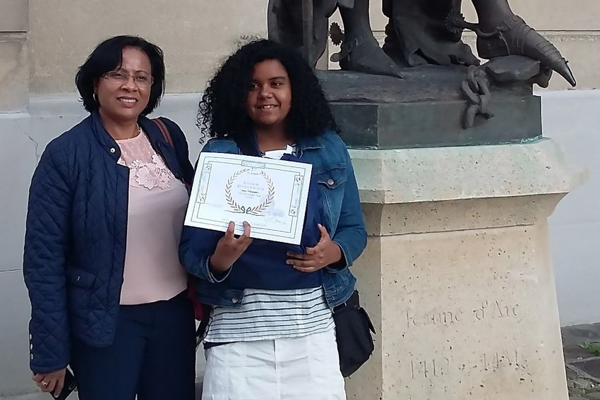 Chloe Alaguiry pose avec son diplôme aux cotés de l'élue Marie-Lyne Soubadou