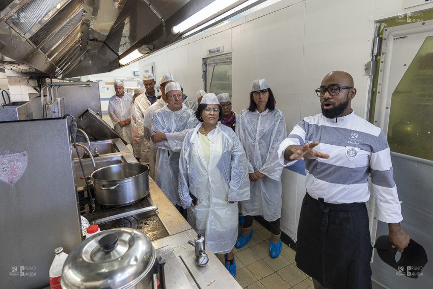 Le chef de cuisine, Laurent Miranville, fait visiter les cuisines du collège Bourbon à la vice présidente du Département, Marie-Lyne Soubadou et les invités de la manifestation