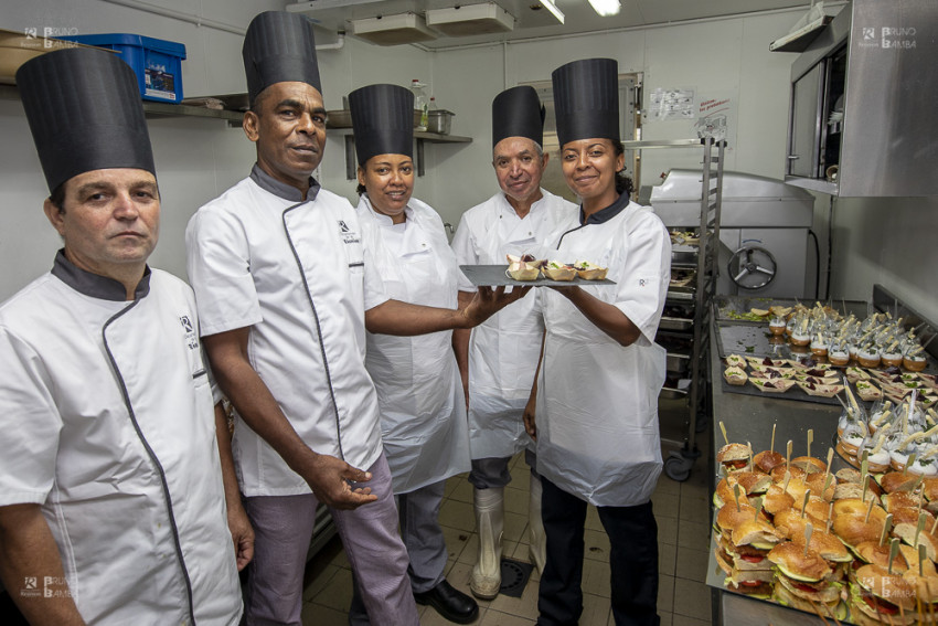 Les agents ATTEE en cuisine du collège Bourbon présentent leurs plats réalisés à l'occasion de la signature de convention Volay Péi