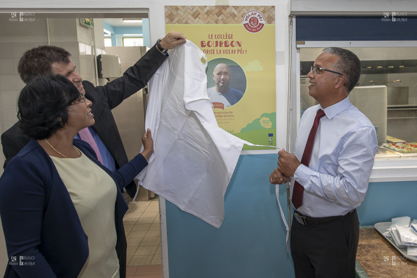 Le Président du Département de La Réunion, Cyrille Melchior, la vice présidente du Département, Marie-Lyne Soubadou et  le principal du collège Bourbon, Alain Bidegaimberry  dévoilent la plaque partenariale Volay Péi affichée dans le collège Bourbon.