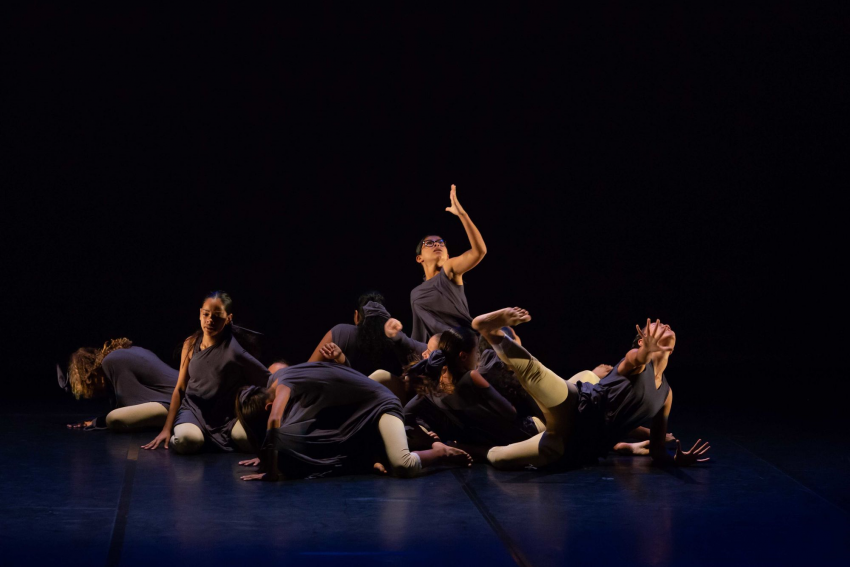 les danseuses font une chorégraphie sur scène