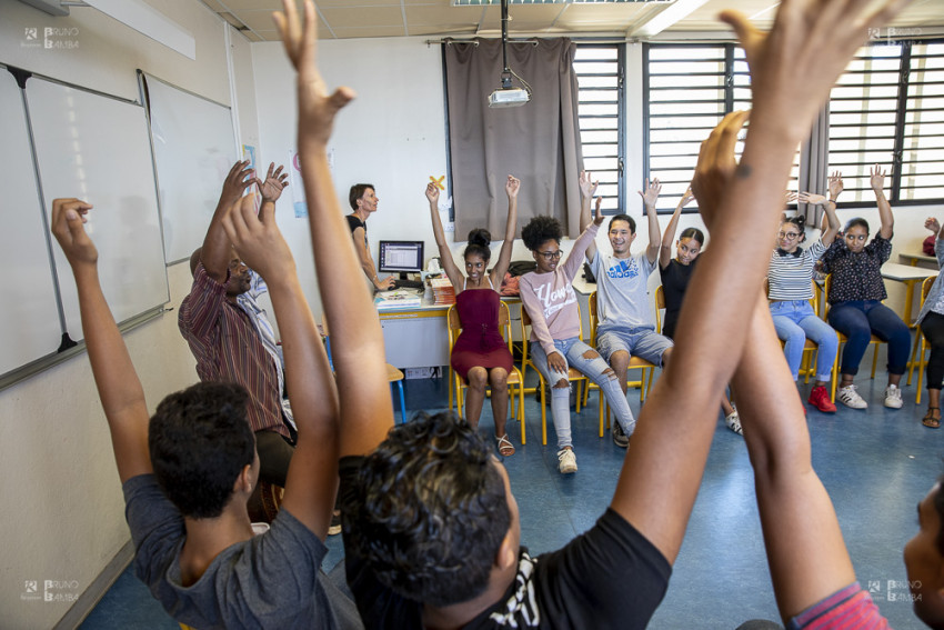 Une mise en condition avec des exercices de respiration ont été nécessaires avant la lecture des poèmes 