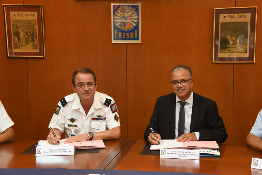 Cyrille MELCHIOR, Président du conseil d’administration du SDIS 974 et le Général de brigade Eric VIDAUD, Commandant supérieur des FAZSOI signent une convention