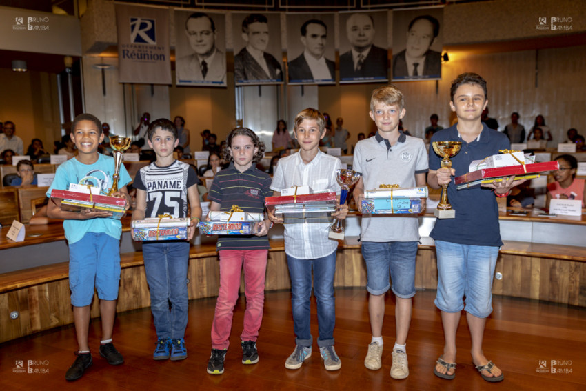 les lauréats du concours de calcul rapide 2018 posent pour la photo de groupe avec leurs récompenses