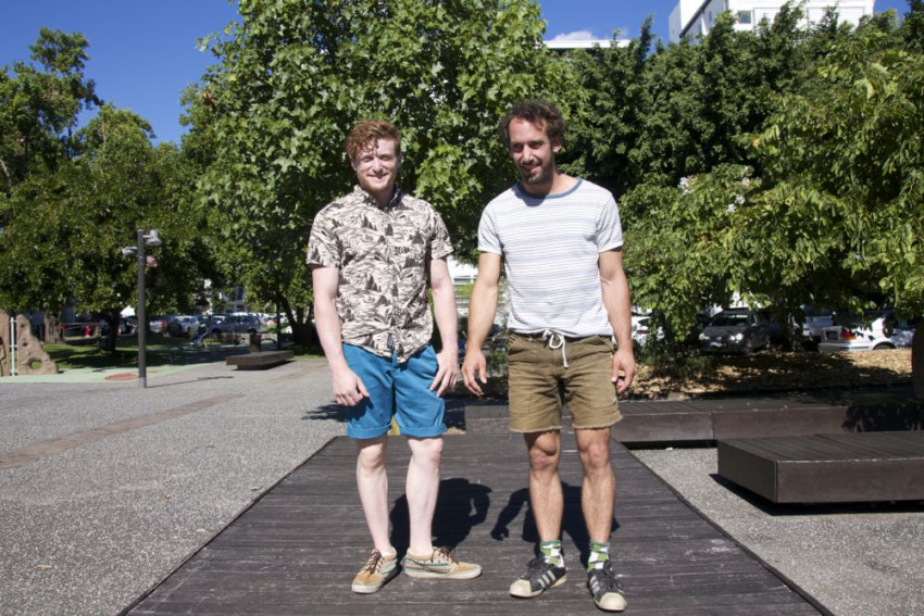 les deux artistes du cirque Le roux pose sur le parvis du teat de champ fleuri